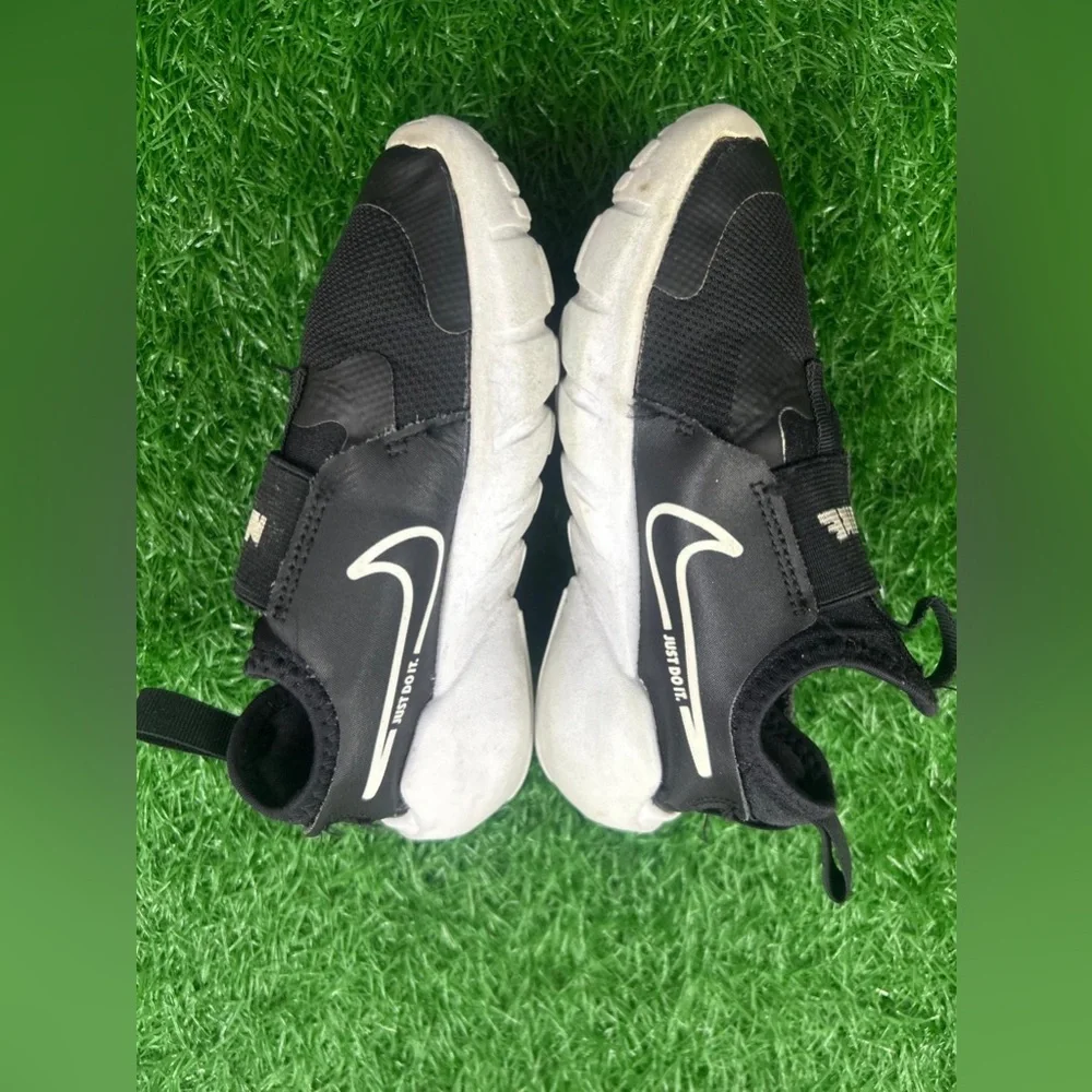 Nike Kids' Flex Runner 2 Sneaker Size 10.5 C